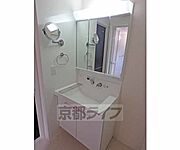 3面鏡のハイバック水栓の洗面台です。別に円形の伸縮鏡付きで360度ヘアメイクの確認できます。