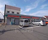 サンクス吉祥院八条通店まで200m 春日八条を西に行っていただいたところにございます。