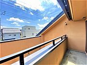 ゆとりの広さを確保したバルコニー。お布団を干すのも、この広さならラクラク。 
