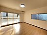 洋室：2階部分のお部屋の日当たりは、ご覧の通り明るいです。 