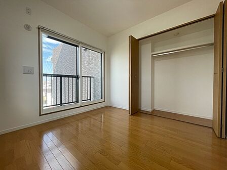 今からここを誰のお部屋にしようか、そんな洋室です。