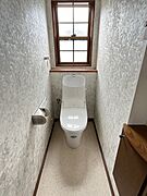 トイレはやっぱり白が1番落ち着きますね。もちろん衛生面でも嬉しいウォシュレット機能付きです。 