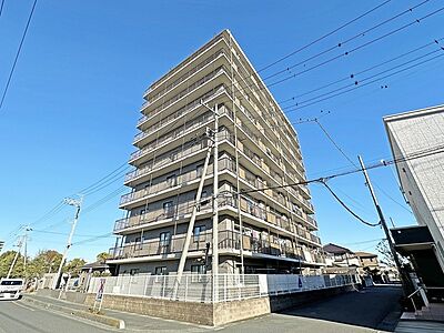 外観：タイル張りの荘厳な外観は、マンションならでは。 