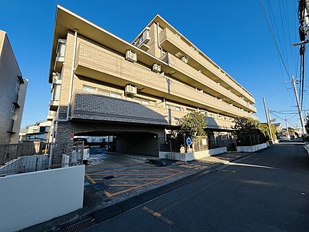 桶川駅徒歩8分の近さ。 忙しい朝が助かる立地、 暮らしにゆとりが生まれます。 