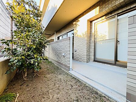 前面の住まいとの距離感があるから、圧迫感を感じません。 