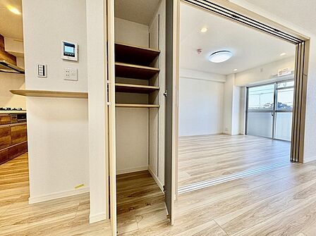 何かとものがあふれやすいリビングに、ちょっと一工夫。うれしい収納空間。