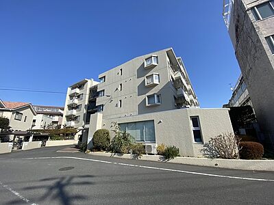 外観：入居中物件ですが、お問合せ頂ければ予定合わせてのご案内が可能です。