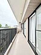 ゆとりの広さを確保したバルコニー。お布団を干すのも、この広さならラクラク。 