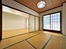 和室：お引渡し前に畳の表替え行います。リビングと一体のように使える和室。キッチンからもよく見えます。 