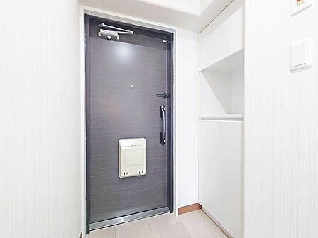 玄関には、こんな収納があるととっても便利です。 