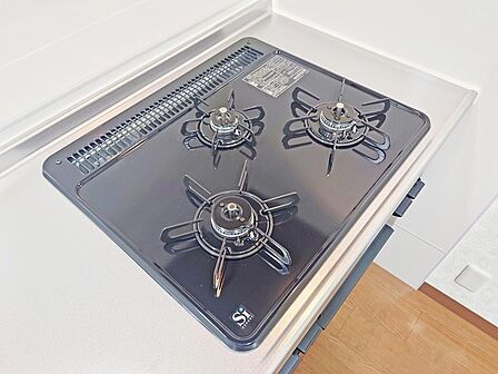 お掃除のしやすいフラットタイプの3口コンロです 