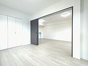大きな窓から明るい日差しが差し込みます 