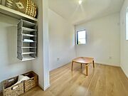 子供部屋には丁度良いサイズの洋室。 