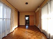 お部屋の両側にバルコニーがあり、明るい陽射しが差し込みます。