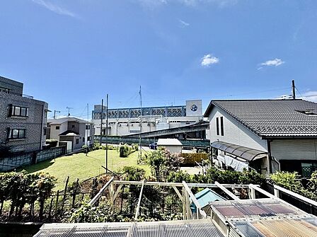 前面の住まいとの距離感があるから、圧迫感を感じません。