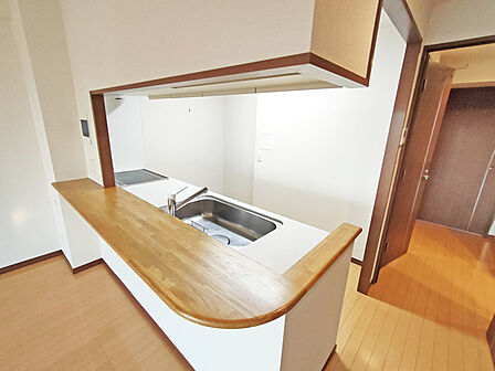 料理をしながらでも、ご家族との会話を楽しめる対面キッチン。 
