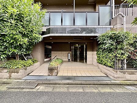 前面道路は歩道も整備され、小さなお子様にも安心です。 