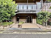 前面道路は歩道も整備され、小さなお子様にも安心です。 