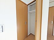 玄関の共用部には、こんな収納があるととっても便利です。 