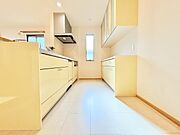 手を伸ばせばそこに収納が。安定した使用感の吊戸棚つきのキッチン空間。 