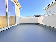 南面に広がるワイドバルコニー、明るい空間でのびのび過ごせるプランです。 