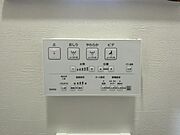 もちろんウォシュレット機能付き。憩いの場としてひそかに注目度の高いお手洗いにもご注目ください。 