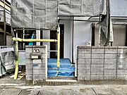 ポーチのついた物件。玄関の印象はいかがでしょうか？入口からご覧ください。 