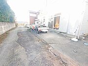 幅員の狭い道ですが、車通りの少ない住宅街に立地してます。 