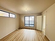 新築の木の匂いのする室内。写真では伝わらないので、ぜひ現地でお確かめください。 
