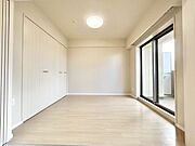たっぷりの陽光と、心地よい風が舞い込みます。 