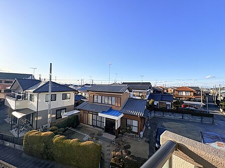 澄んだ青空の下、穏やかな時間が流れる街並み