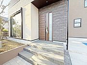 ポーチのついた新築分譲物件。玄関の印象はいかがでしょうか？入口からご覧ください。 