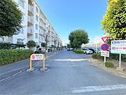 前面道路は歩道も整備され、小さなお子様にも安心です。 
