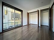 今からここを誰のお部屋にしようか、そんな洋室です。 