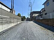 幹線道路から1本入った現地は、想像以上に静かに感じられます。 