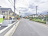外観：前面道路は歩道も整備され、小さなお子様にも安心です。 