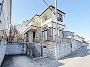 ポーチのついた分譲物件。玄関の印象はいかがでしょうか？入口からご覧ください。 