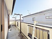 南側に面したワイドな幅のバルコニー、カラッと洗濯物が乾きそう。 