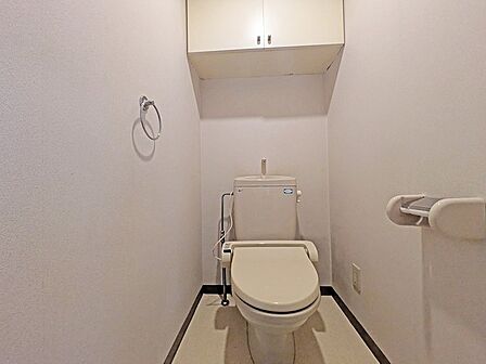 お手洗いこそシンプルな清潔感が重要、白いクロスに白いお手洗いを配置しました。 