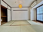 大きな窓から明るい日差しが差し込みます 