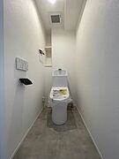 新しくお住まいになる方のことを考えて、トイレも新品に交換しました。 