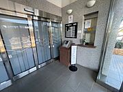 落ち着いた雰囲気のエントランス。オートロック式で防犯面にも配慮がなされています。 