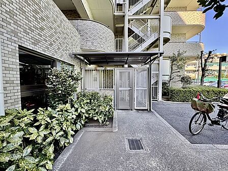マンション裏口