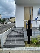 アプローチからの玄関がおしゃれな住宅。出発も帰宅も楽しみになるかも。 