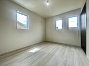 今からここを誰のお部屋にしようか、そんな洋室です。 