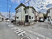 リフォーム工事中。風通し・日当たりに優れる角地。開放感をお楽しみください。 