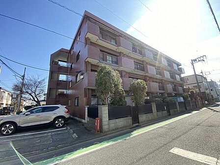 前面道路は歩道も整備され、小さなお子様にも安心です。 