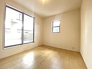新築の木の匂いのする室内。写真では伝わらないので、ぜひ現地でお確かめください。 