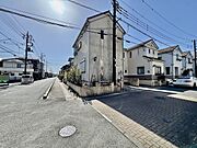 車通りの少ない閑静な住宅地、のびのびした子育てに適します。 