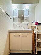 収納力と機能性に優れた、お手入れラクラク洗面化粧台。 